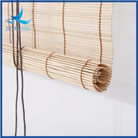 Persianas de bambu com controle de corda